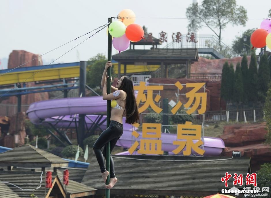 湖南宁乡灰汤举办爬杆比赛 美女泳衣上阵[墙根网]