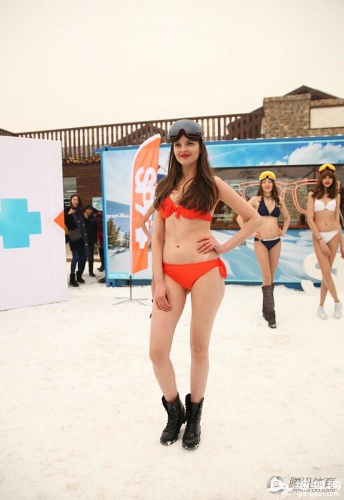 北京滑雪场美女着比基尼走秀[墙根网]