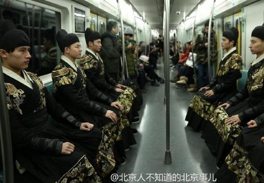“锦衣卫”列队乘坐北京地铁