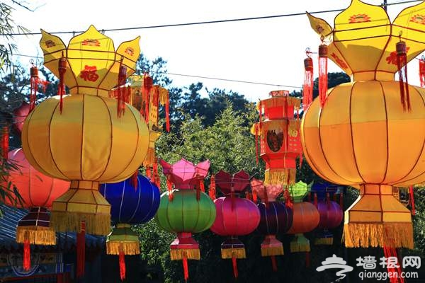 2016年春节必去地 第二十二届红螺寺庙会过年的灯笼挂起来[墙根网]