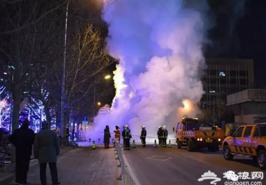 北京长安街新闻大厦附近热力水管爆裂 水汽漫天