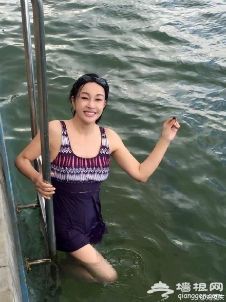 刘晓庆在太平洋里游泳 穿泳衣秀丰满好身材[墙根网]