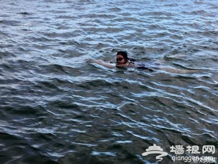刘晓庆在太平洋里游泳 穿泳衣秀丰满好身材[墙根网]