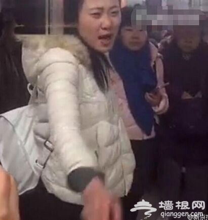 女孩怒斥医院票贩 看病难 难在此?