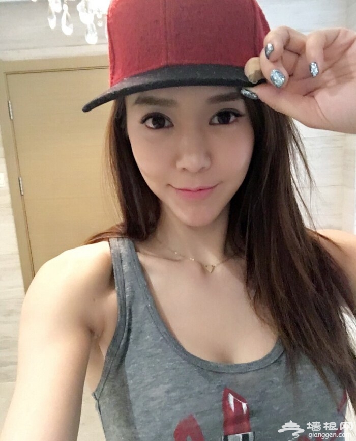周韦彤穿背心晒自拍[墙根网]