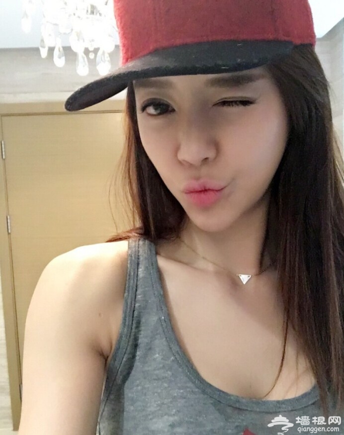 周韦彤穿背心晒自拍[墙根网]