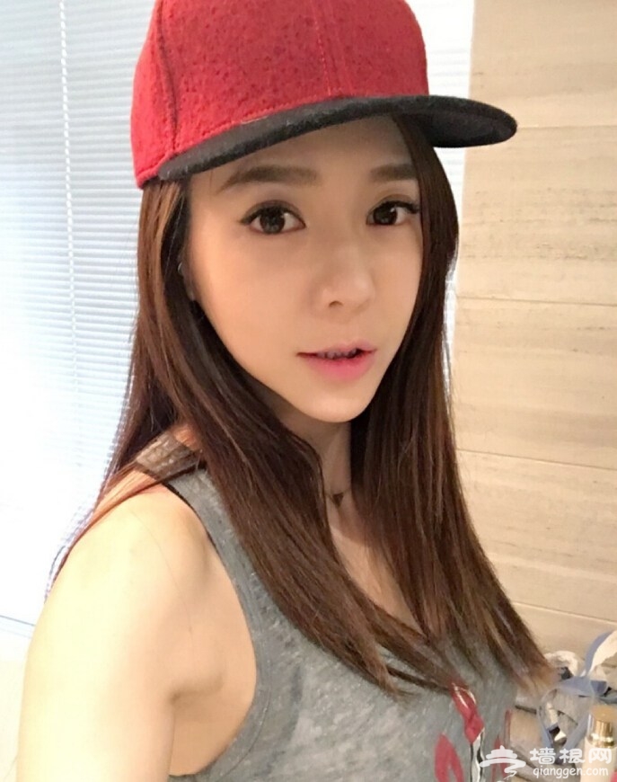周韦彤穿背心晒自拍[墙根网]