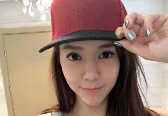 周韦彤穿背心晒自拍