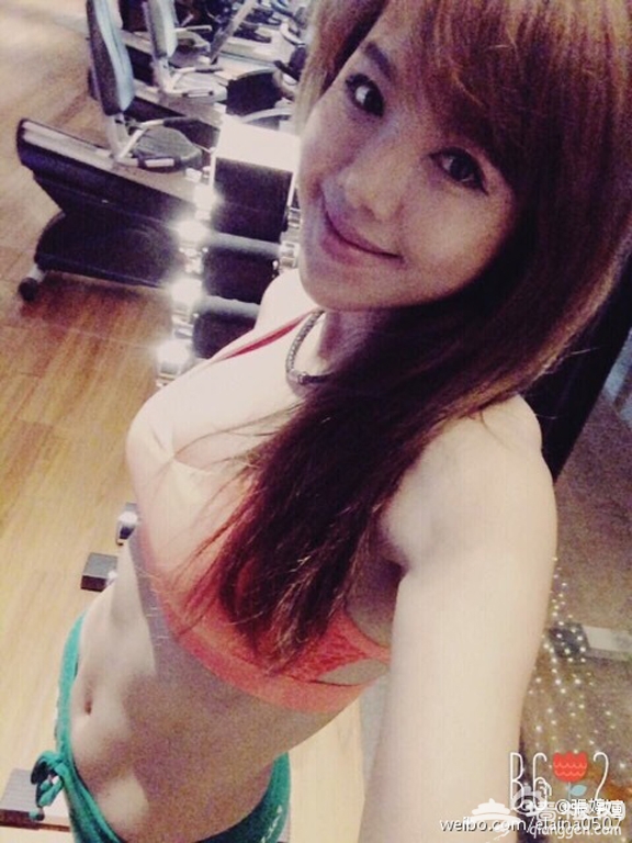 女神范十足的健身辣妈 美腿翘臀秀S曲线