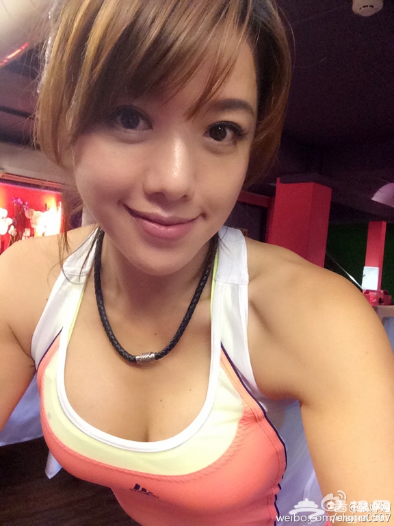 女神范十足的健身辣妈 美腿翘臀秀S曲线
