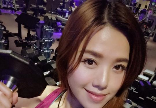 女神范十足的健身辣妈 美腿翘臀秀S曲线