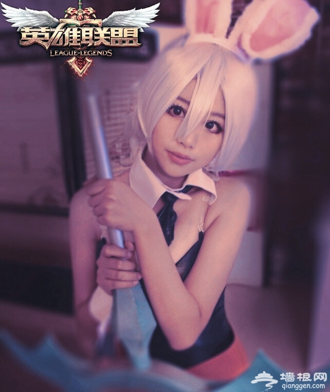玲珑曲线俘获人心 酒吧萌妹COS《英雄联盟》锐雯[墙根网]