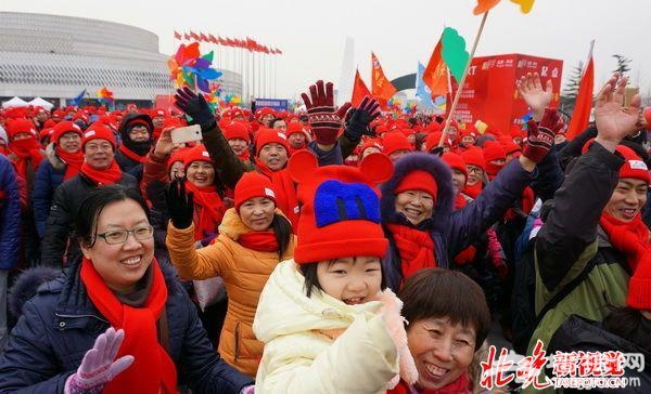 北京丰台万人徒步园博园迎新春 到处飘红喜气洋洋