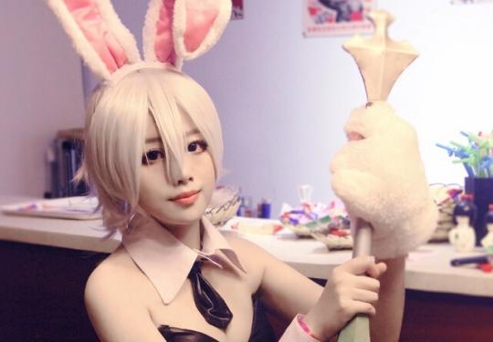 玲珑曲线俘获人心 酒吧萌妹COS《英雄联盟》锐雯
