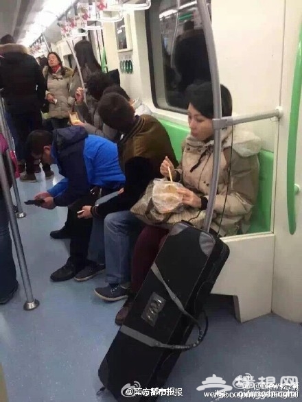 鸡爪女改吃麻辣烫 这次口味有点“重”