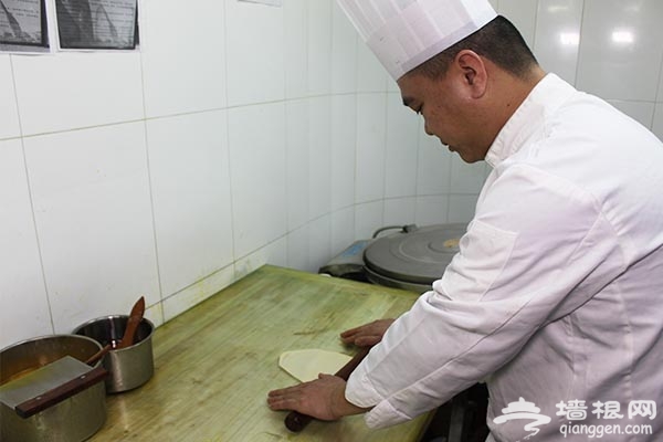 东北姥姥春饼店 玻璃面板上擀出的超薄春饼[墙根网]