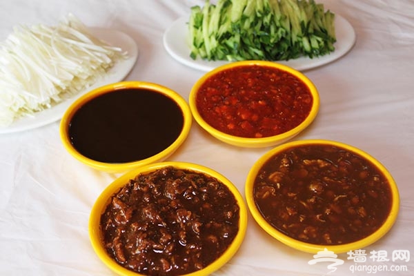 东北姥姥春饼店 玻璃面板上擀出的超薄春饼[墙根网]