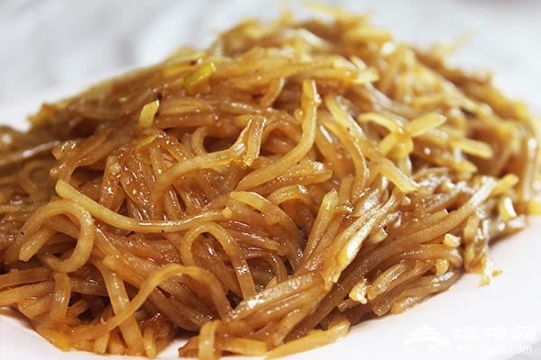 东北姥姥春饼店 玻璃面板上擀出的超薄春饼[墙根网]