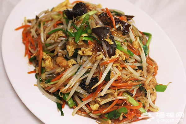 东北姥姥春饼店 玻璃面板上擀出的超薄春饼[墙根网]
