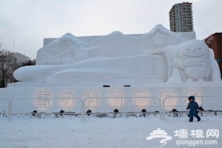 札幌冰雪节开幕 各式造型雪雕亮相[墙根网]