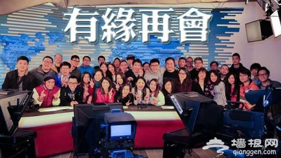 昨晚亚视夜间新闻主播面向镜头说:“有缘再会”,之后新闻部全体员工大合照留念