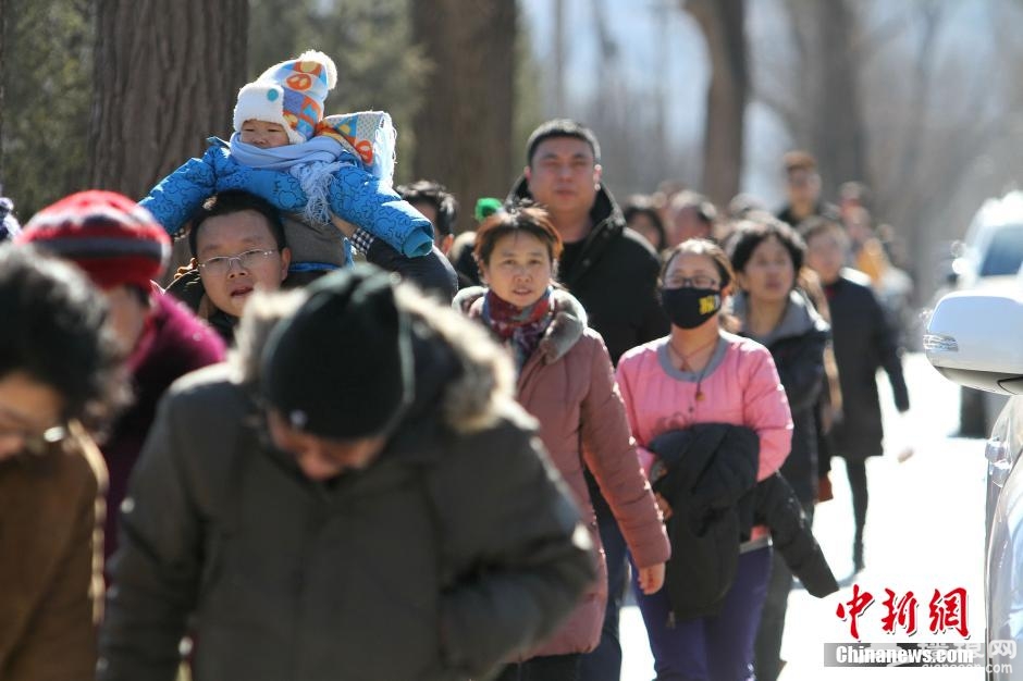 正月初一 游客步行前往潭柘寺祈福[墙根网]