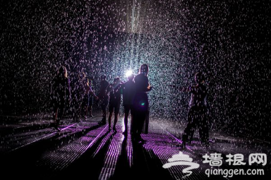 《雨屋》是融合浪漫与超现实的“盗雨空间”,你将会体验到一场不被淋湿的倾盆大雨。