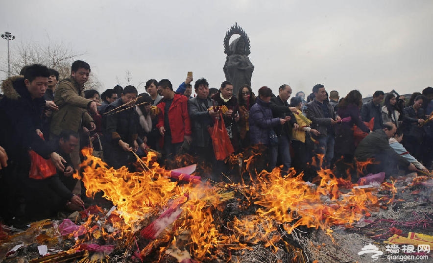 大年初五拜财神 武汉50万市民挤爆归元寺