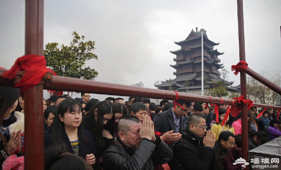 大年初五拜财神 武汉50万市民挤爆归元寺