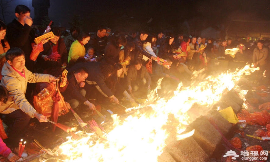 大年初五拜财神 武汉50万市民挤爆归元寺
