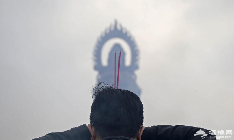 大年初五拜财神 武汉50万市民挤爆归元寺