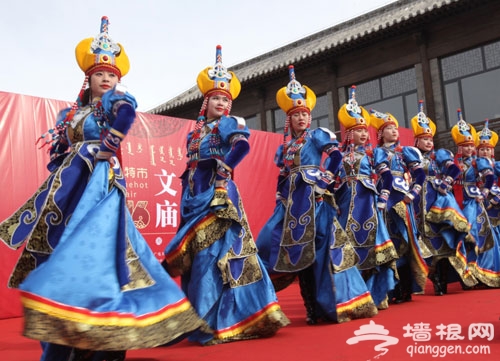 2月13日，演员在呼和浩特市2016年文化庙会上表演蒙古族舞蹈。新华社发（魏月飞 摄）