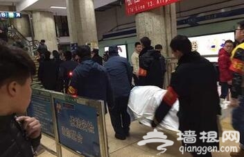 男子北京地铁跳轨死亡 目前地铁2号线已恢复运营
