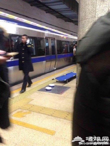 男子北京地铁内跳轨身亡 被送法医鉴定(图)
