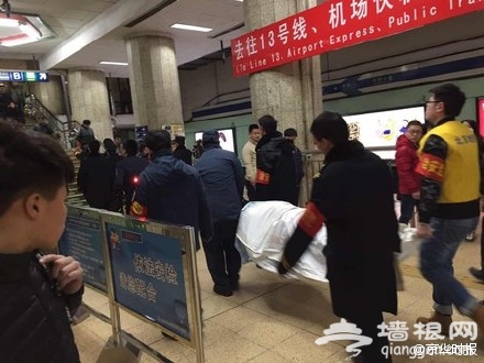 男子北京地铁内跳轨身亡 被送法医鉴定(图)
