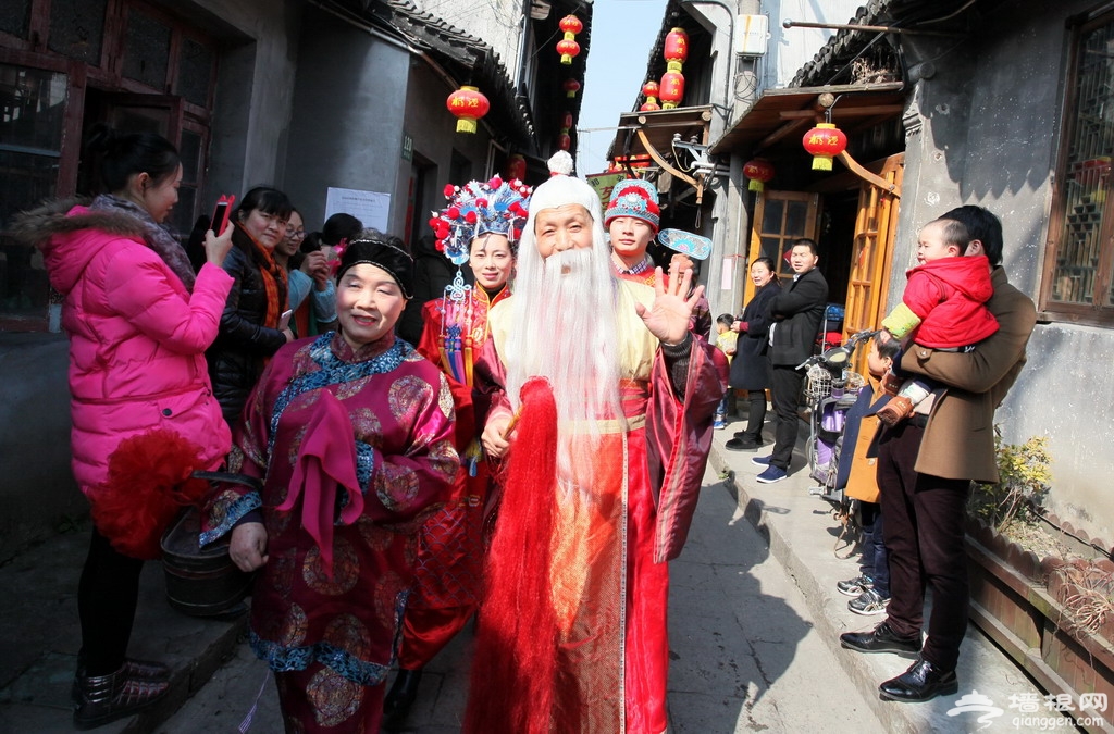 2016年2月9日,当日,是农历正月初二,上海天气晴好,人们纷纷出门游玩。在市郊金山区枫泾古镇和金山嘴渔村,吴越水乡婚典巡游、品味江南乡村菜肴和祥鱼民俗花灯展示等系列民俗文化展示活动,因其浓醇古韵,独特渔味,广受前来休闲游的都市游客欢迎。吴越水乡婚典巡游在古镇大街小巷举行,吸引眼球。