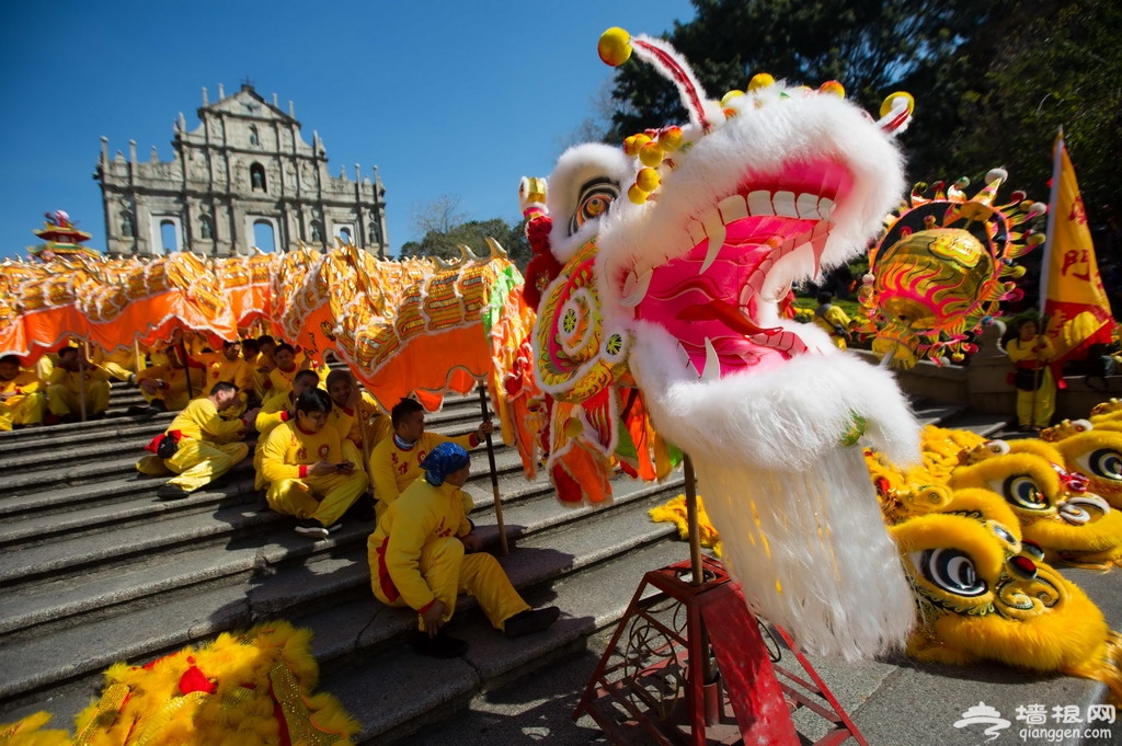 2016年2月8日，中国澳门，中国年猴年大年初一，澳门旅游局、民政总署和文化局在大三巴和议事亭前地举办新春贺岁活动，金龙醒狮助庆、燃放爆竹，吸引大批当地居民与旅客围观，财神爷派利是和金元宝。现场，200多米长的金龙途经澳门多个主要景点，寓意澳门在猴年充满生机和活力，发展更上一层楼。有旅客认为澳门过年气氛热闹，有中式和西式建筑，加上传统的新年春习俗，感觉特别新奇。