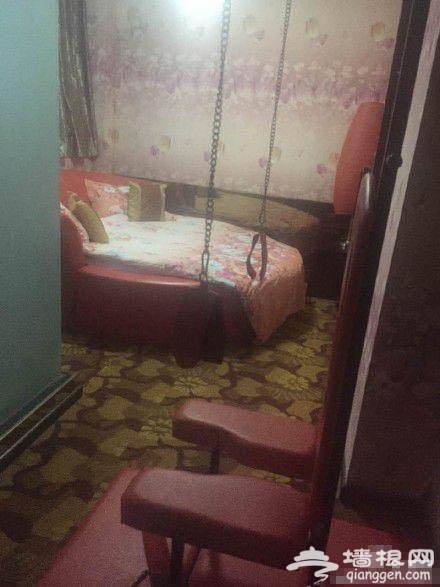 情人节航班被取消 航空公司安排两妹子住情趣房[墙根网]