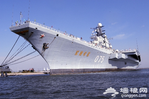 “重庆”号驱逐舰和353号潜艇落户航母主题公园