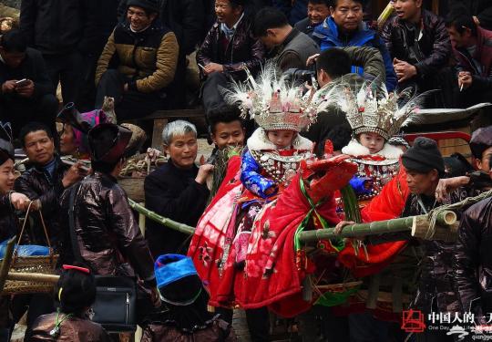 传统新春侗俗“抬官人”