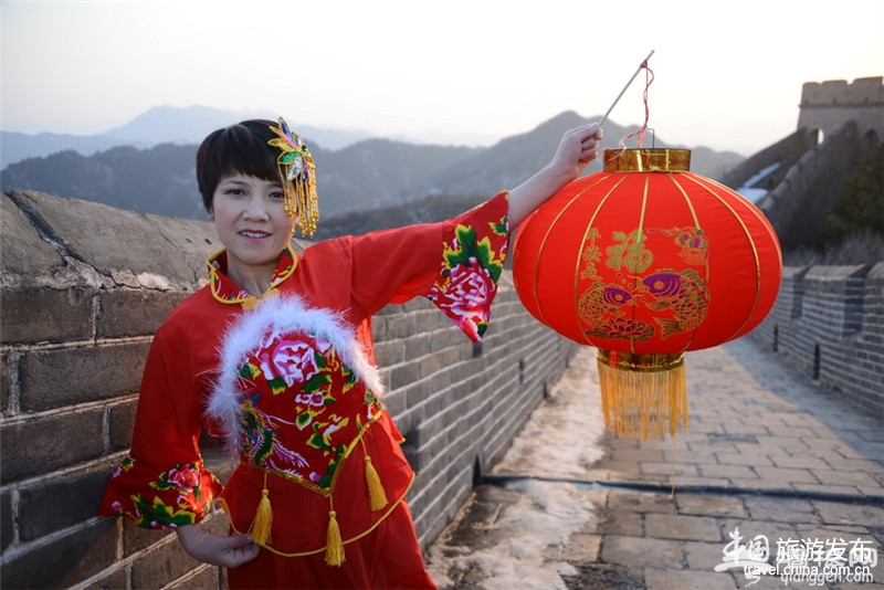 民族少女登高惊艳长城 金山岭喜贺中国年[墙根网]