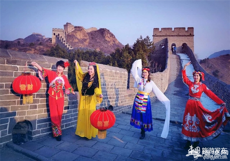 民族少女登高惊艳长城 金山岭喜贺中国年[墙根网]