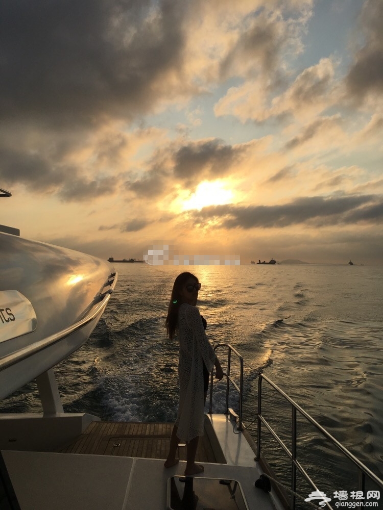 张稀哲女友晒出游照 白富美游艇秀美腿[墙根网]