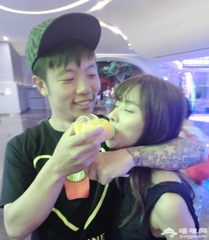 张稀哲女友晒出游照 白富美游艇秀美腿[墙根网]