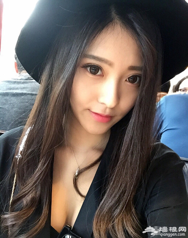 张稀哲女友晒出游照 白富美游艇秀美腿[墙根网]