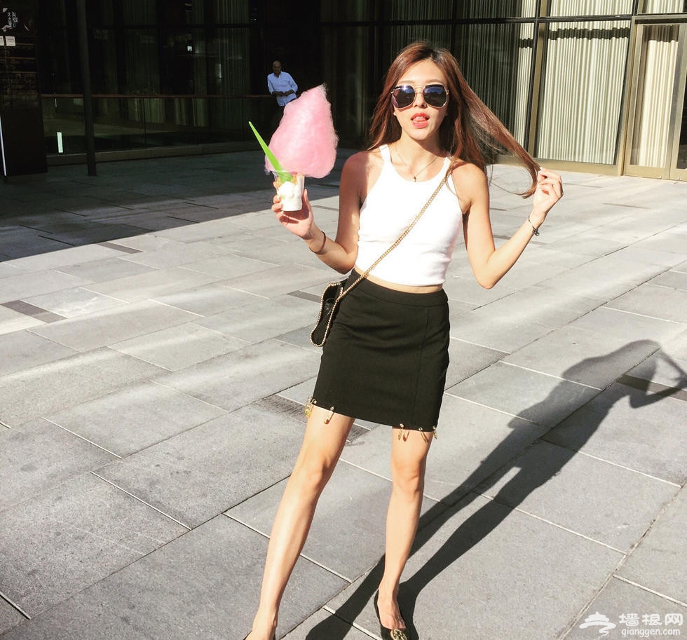 张稀哲女友晒出游照 白富美游艇秀美腿[墙根网]