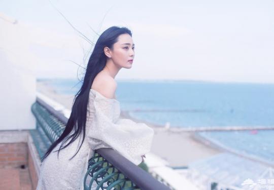 张馨予威尼斯红毯造型变身“人鱼小姐”