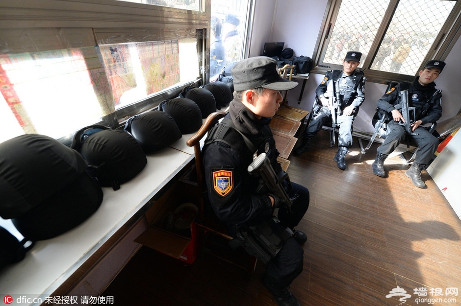 北京铁鹰突击队负重30KG巡逻[墙根网]