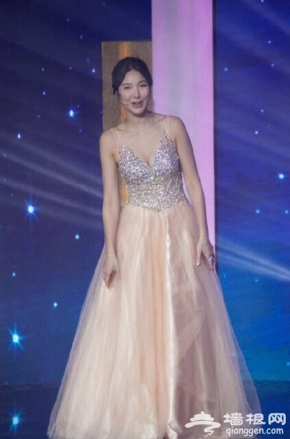 王祖蓝夫妇同台表演 调侃自己:腿短都有女友[墙根网]