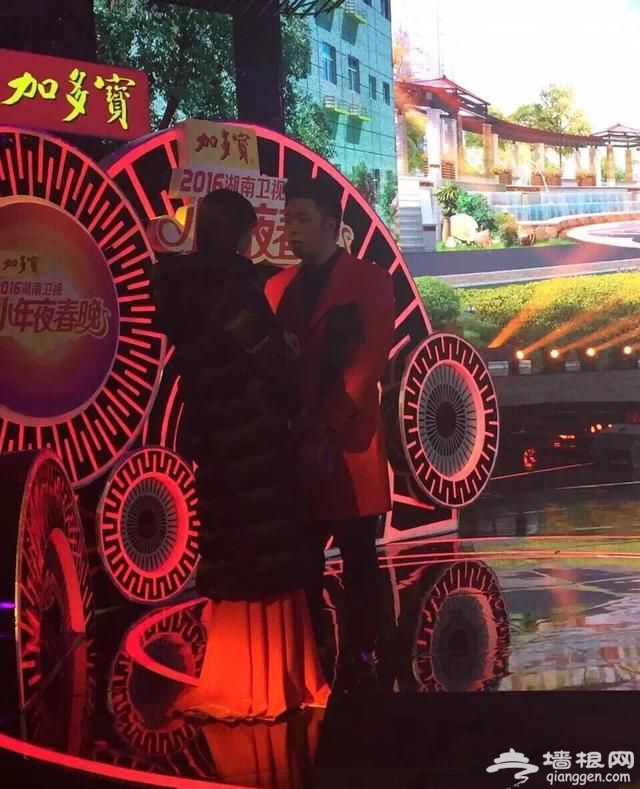 无视何炅踩吴昕 曝沈梦辰干爹系芒果台高层[墙根网]
